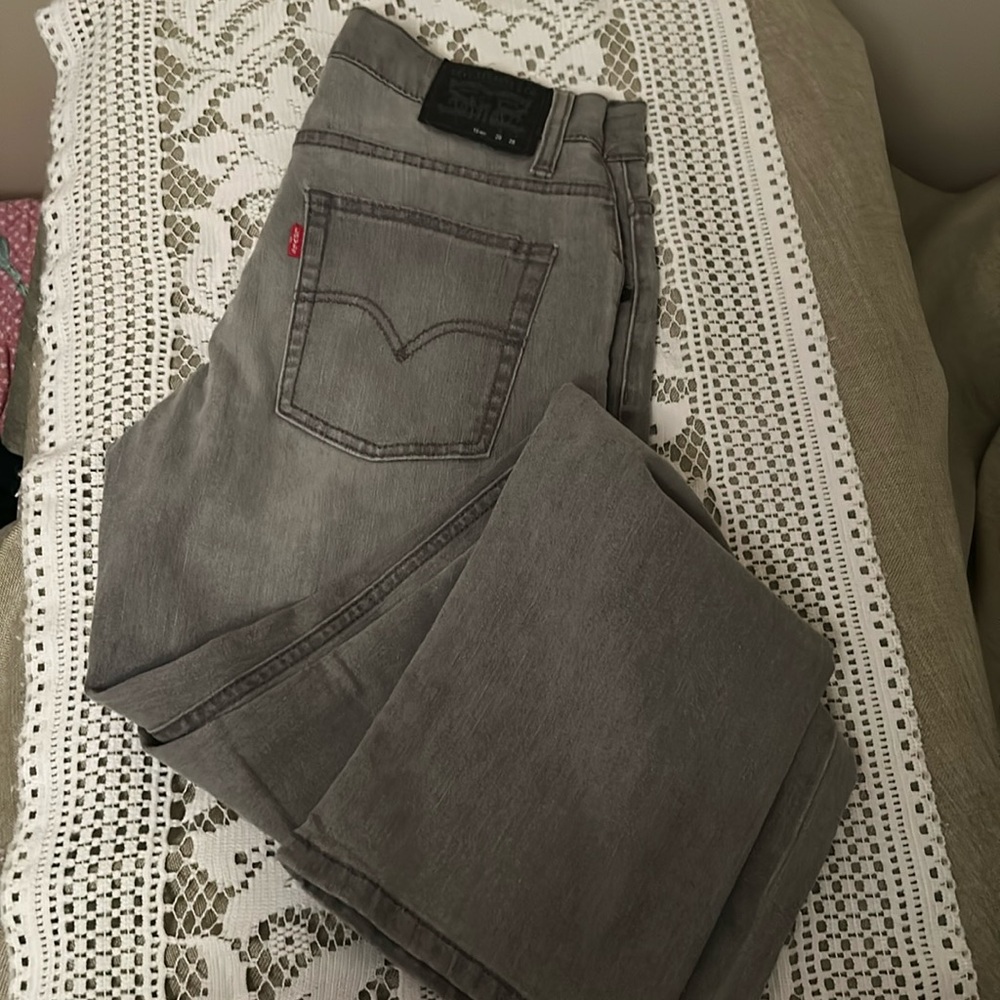 Levi’s VGUC 511 slims grey in color, very stretchy.